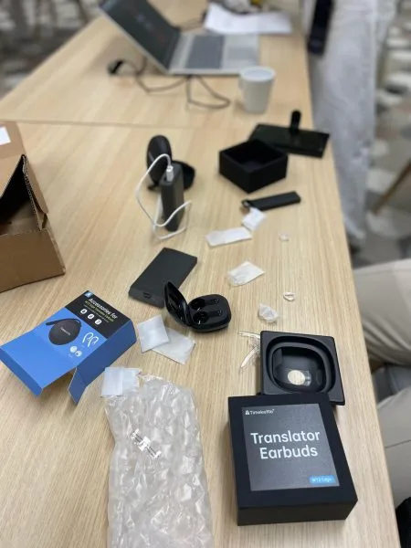 Translator earbuds op tafel tijdens een interview